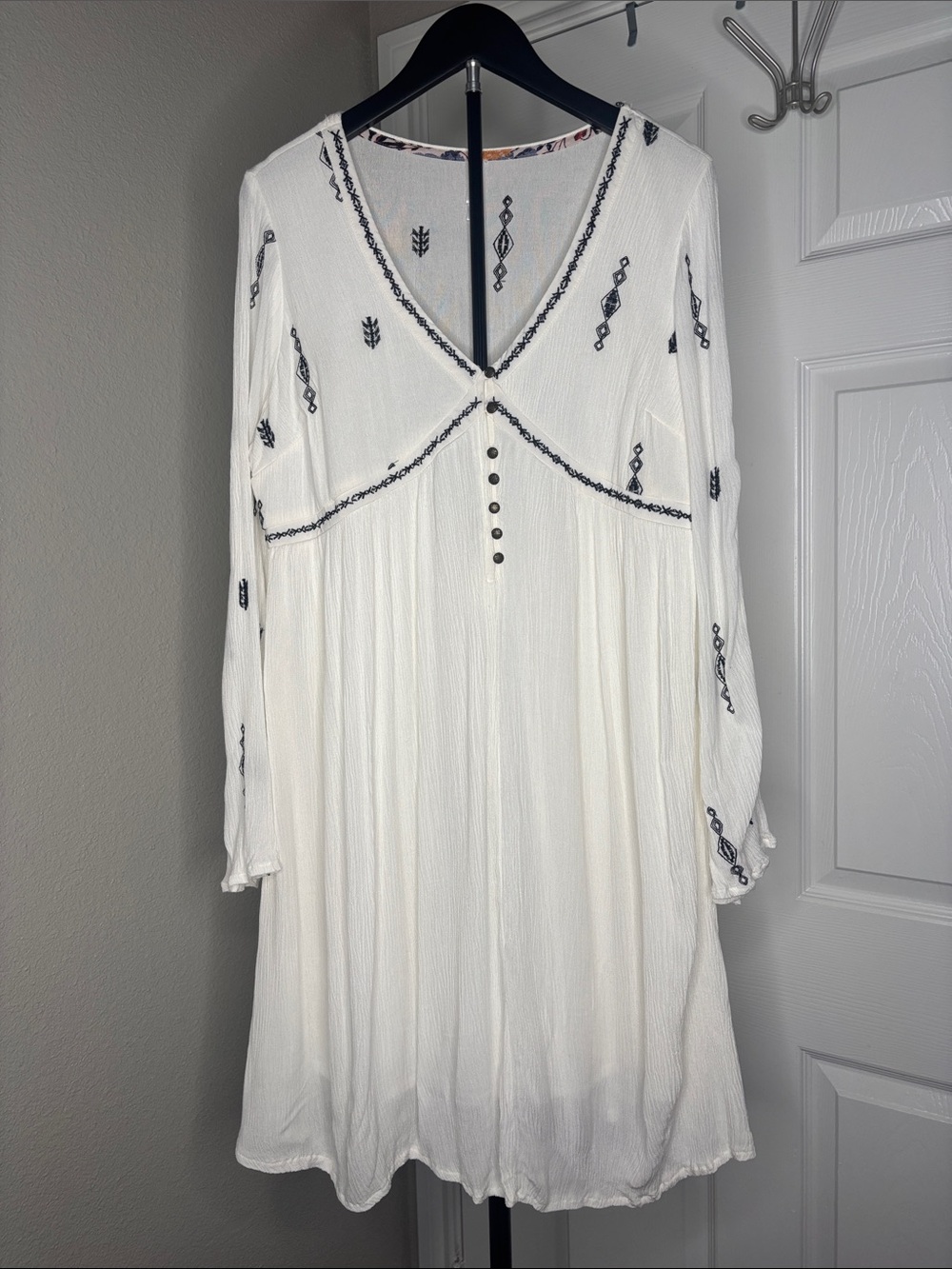 Xhilaration White Tunic Top with Black Embroidered Accents